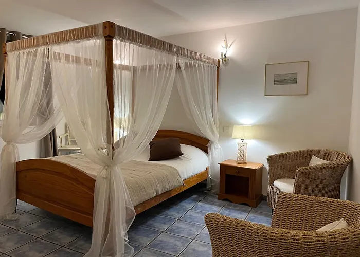 Hotel Logis La Bastide Des Monges 3*